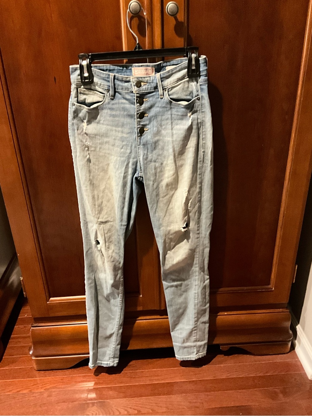 Guess Light Wash Distressed Women’s Jeans Size 27